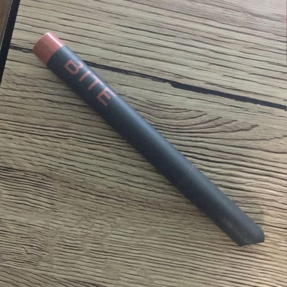 Bite Beauty Lip Crayon in Leche